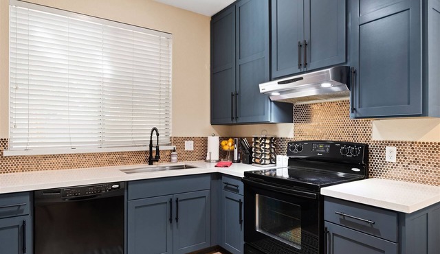 Spacious,Pet-Friendly, Golf Course Adjacent in Mesa