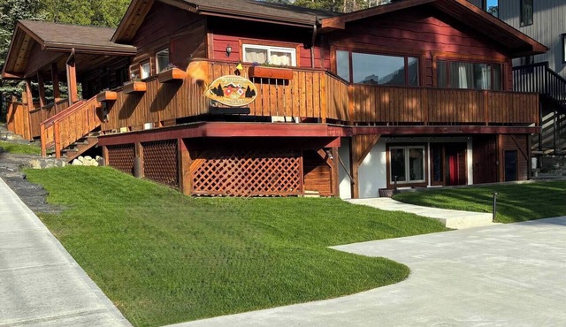 Spacious private king suite steps to DT Banff in Banff