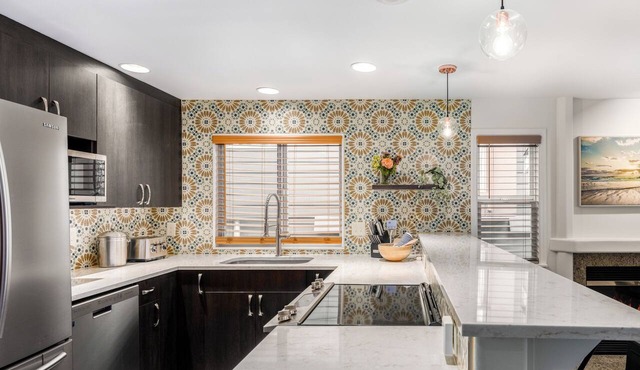 Spacious Roosevelt Urban Lodge + Walk to Light Rail in Seattle