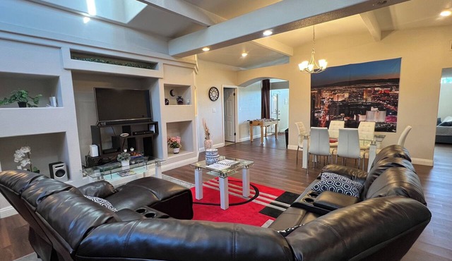 STATE/CITY LICENSED AND PERMITTED! 3 bed 2 bath Single Family Home Pet Friendly. in Las Vegas