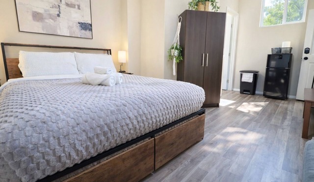 Studio 2 - Comfortable Guest Studio by Cedars-Sinai, Beverly Hills in Beverly Hills