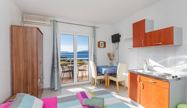 Studio flat with balcony and sea view Igrane, Makarska (AS-22690-a) in Igrane