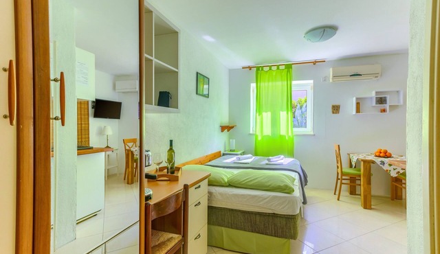 Studio with shared garden, 3 min walk to the beach in Split