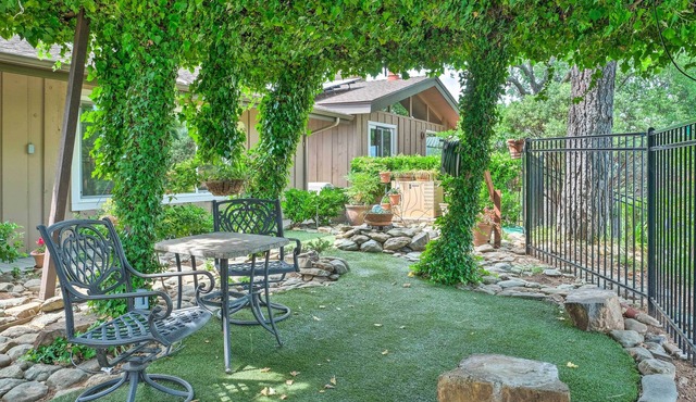 Stunning 'Treetop Villa' - 1 Mi to Dtwn Mariposa! in Mariposa