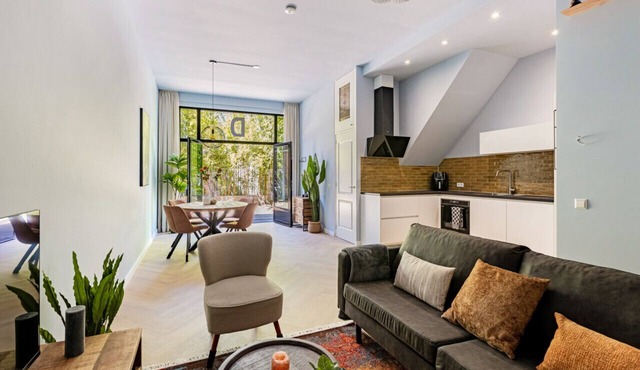 Stylish Apartment Next to the Amstel River- Unit D in Amsterdam