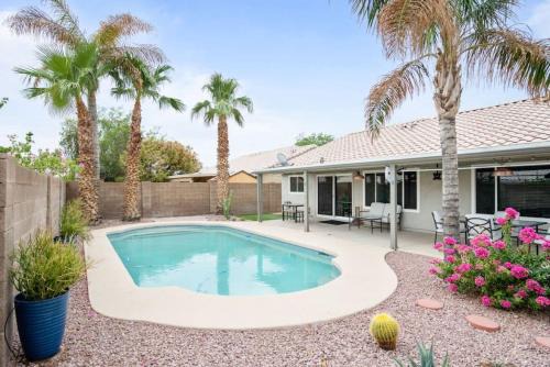 Sunkissed Private Pool 3BR Oasis w Outdoor Lounge in Phoenix