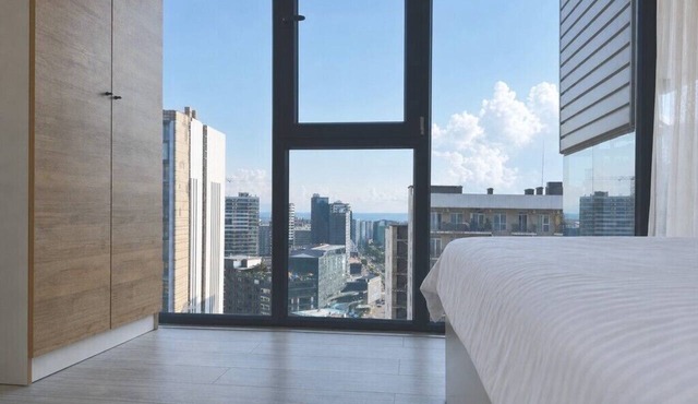Sunny Panoramic Apartment near Beach & Park
