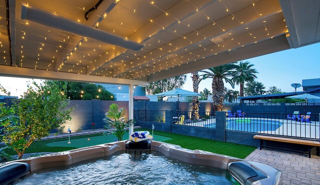 Sunny Poolside Getaway - Glow Golf/Hot Tub/Pool in Tempe