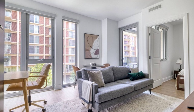 Sweet SW Waterfront 1BR w/Gym & Roof Pool, nr Train, by Blueground in Washington
