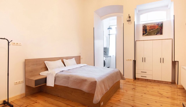 The apartment is located a 5-minute walk from Freedom Square.