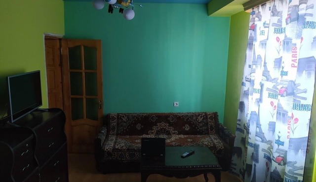 The apartment is located about 10 kilometers from the historical sights.