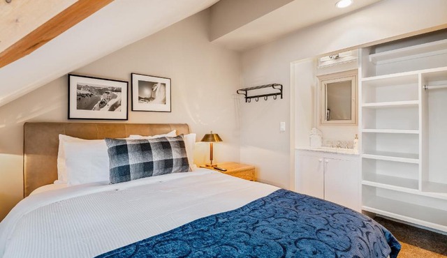 The Crest, Spacious, Central Condo, Free Parking in Whistler