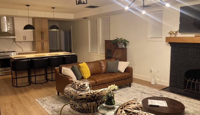 The Haven: Upscale 3BR DC Retreat for Intimate Stays & Gatherings in Washington