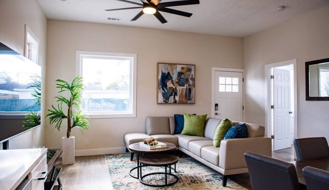The Olive Den - Spacious New Remodel - Big Groups. in Midvale