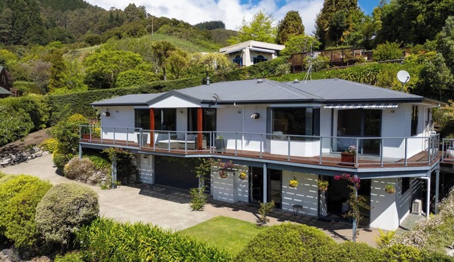 Tranquil Nelson Escape: Birdsong, Hot Tub, Parking. One bedroom, living room. in Nelson
