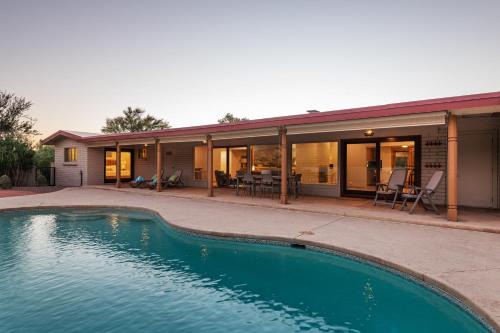 @TucsonMuralHouse w/pool & hot tub on golf course in Oro Valley