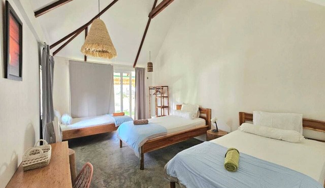 Twin Bungalows Deluxe Shared ensuite 1 bedroom bungalow in Mentawai Islands Regency