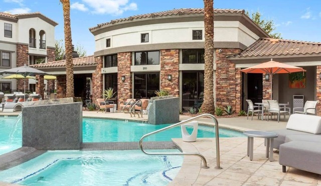 TWO CozySuites Glendale by the stadium with pool! 4 & 18 in Glendale