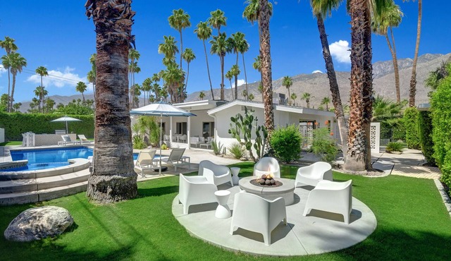 Ultra-Chic LUXE Mid-Century Estate- Resort Like Pool, Spa, Firepit, Outdoor Kitchen 3BED/3BATH in Palm Springs
