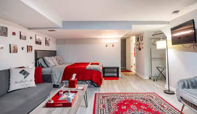 Updated Apt with Private Entry and FREE Parking in Washington