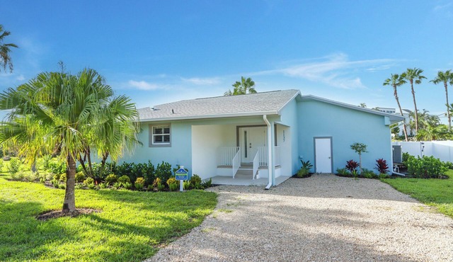 Updated Three Bedroom Home, Short walk the Beach! Shell Basket 2 in Sanibel