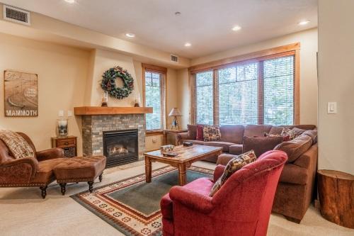 Upscale 4 Bed, 3 Bath at the Woodwinds with Amazing Mountain Views and Golf Course Access and private hot tub and garage sleeps 10 in Mammoth Lakes