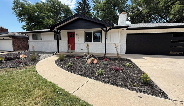 Urban Mountain Getaway in Arvada: 4 King Beds + Hot Tub! Close to DEN, Red Rocks in Arvada