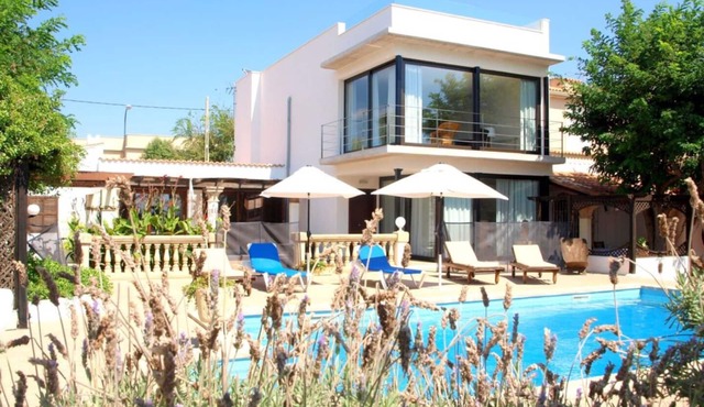 VILLA FACING THE BEACH WITH SWIMMING POOL AND LARGE GARDEN IDEAL FAMILIES in Palma de Mallorca