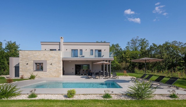 Villa Kalea with pool in Marceljani