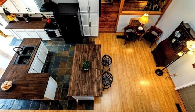 Visually stunning 3bedroom Modernized Country home with a Loft, Hot tub and Pool in Niles