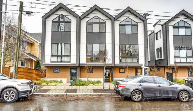 Walk to Light Rail! Modern Seattle Townhome in Seattle
