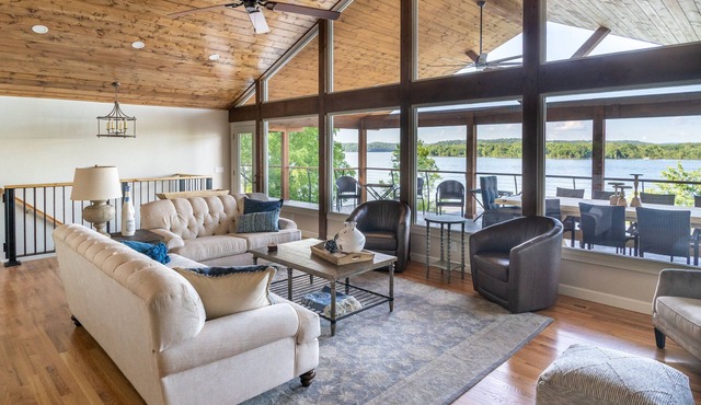 Water Front Lake House On Waters Edge With Extra Large Hot tub & Outdoor Space. in Rogers