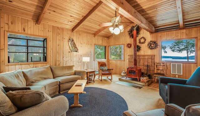 Waterfront home with private deck, WiFi, W/D & spectacular views in Orcas