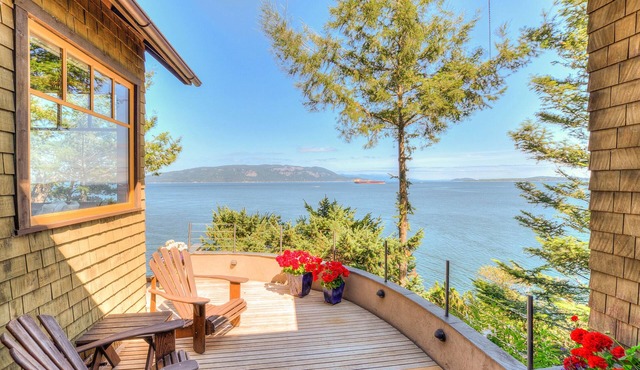 Waterfront *Spectacular Million Dollar Views* Seacliff Cottage in Olga