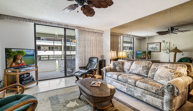 White Sands Village#118: DIRECT BEACHFRONT, CENTRAL AC, ELEVATORS, SPACIOUS! in Kailua Kona