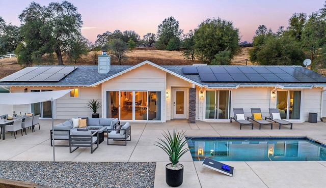 Yosemite Serenity: Hilltop pool, hot tub and firepit! in Mariposa