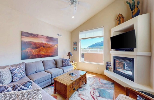 Modern Townhome with Seasonal Pool and Hot Tub - Views and Hiking Nearby in Moab