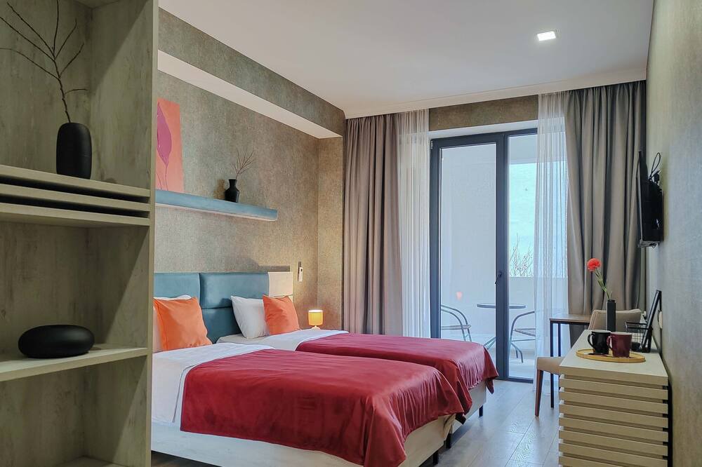 Vera Hotel | Round Garden