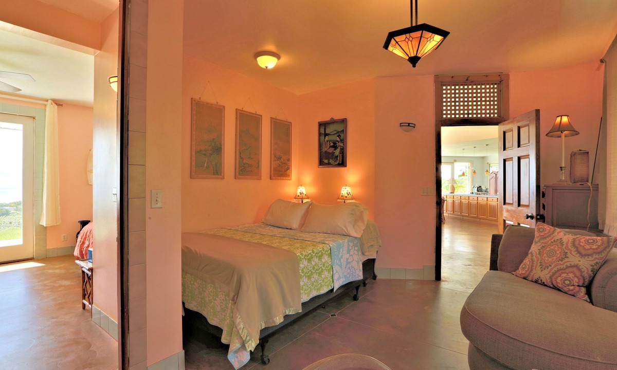 Papaikou House | Puumoi Pink House, 3 bedroom home with sunrise and ocean view.10 minutes to Hilo
