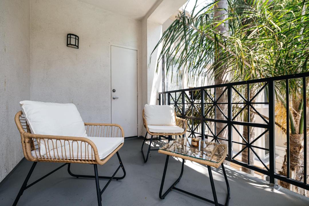 Del Rey Apartment | Prime 2B apartment in Marina del Rey with parking, Pool and Gym