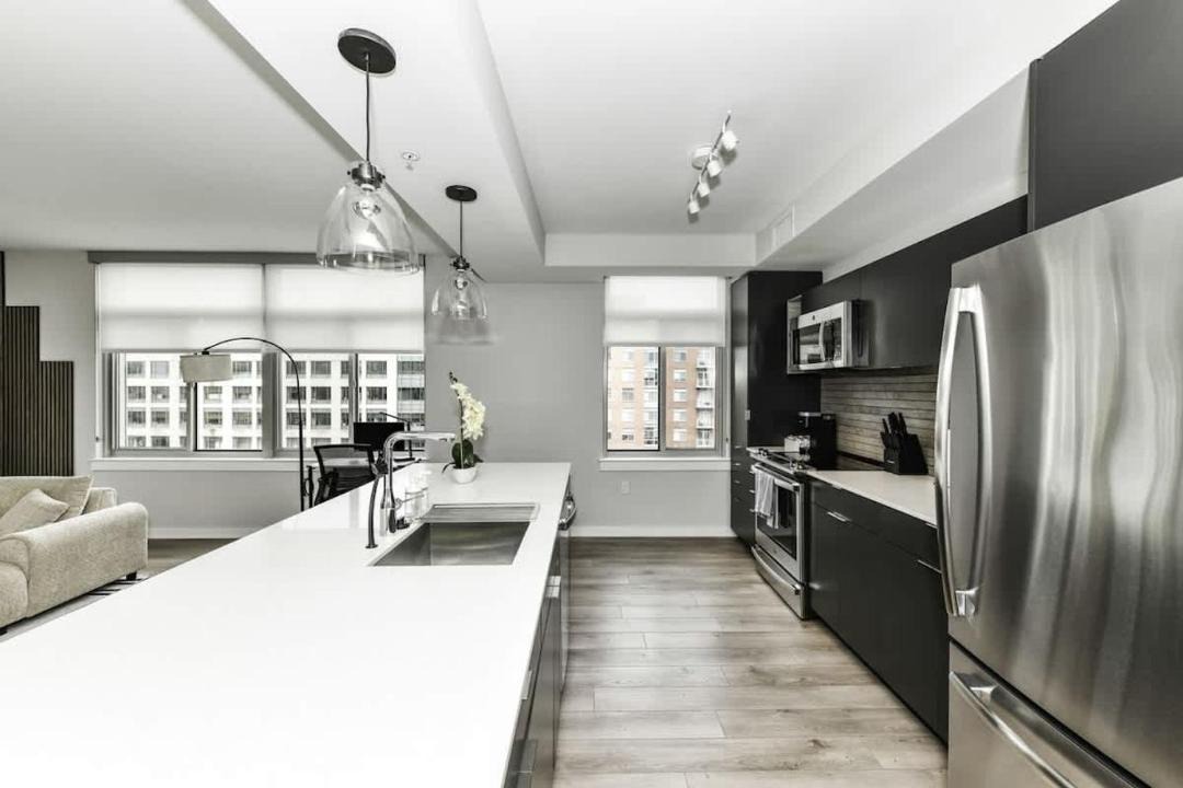 Crystal City Apartment | 2BR Urban Retreat Gym Parkng and Scenic Rooftop