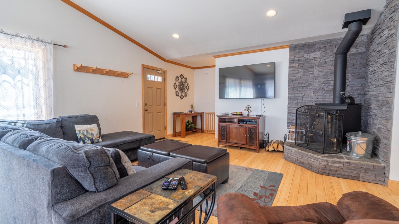 Photo of Livingroom in June Lake
