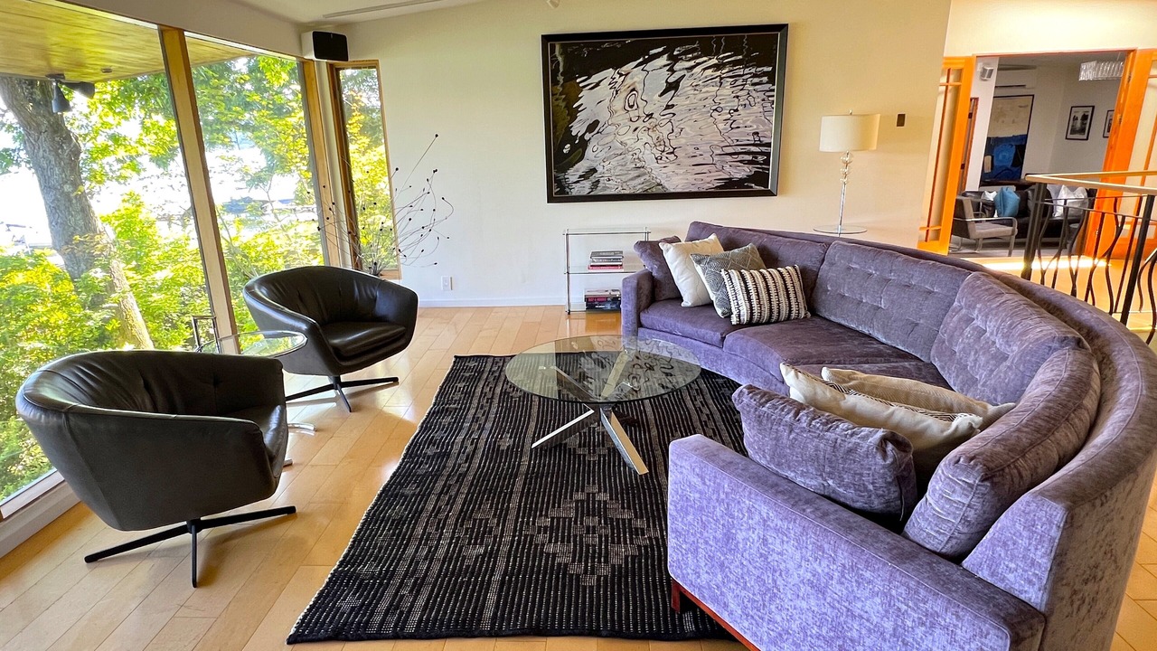 Photo of Livingroom in Northeast Bellevue