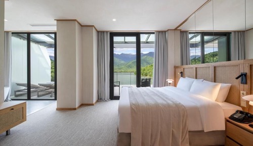 Suite, Balcony, Lake View