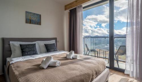 Apartment with Mountain View