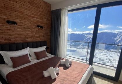 Apartment with Mountain View
