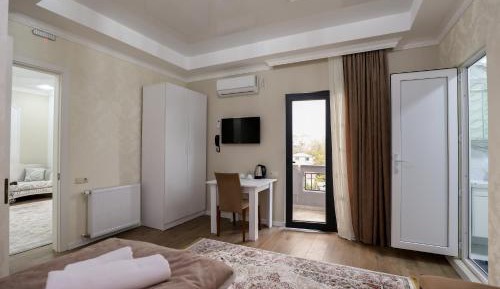 Deluxe King Suite