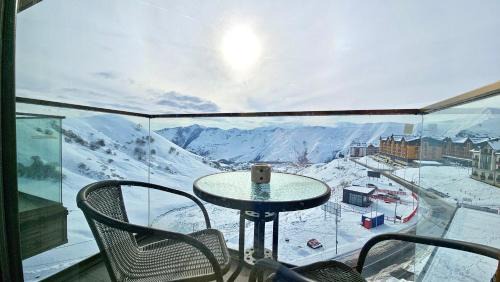 Apartment with Mountain View