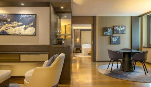Executive Suite, 1 Bedroom Suite, 1 King, City view, Balcony