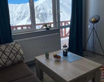 Apartment with Mountain View